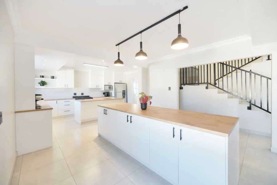 9 Bedroom Property for Sale in Westcliff Western Cape